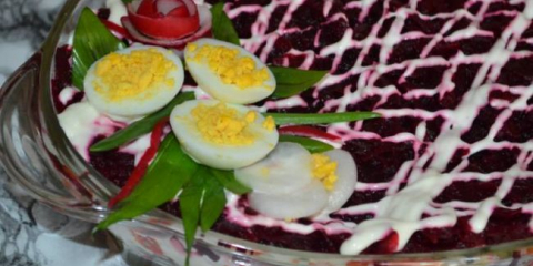 Sleď pod kožichem s jablkem: 5 klasických receptů