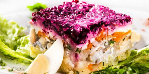 Sleď pod kožichem pro nový rok 2022: nejjednodušší a nejchutnější recepty na salát, nápady na fotografický design