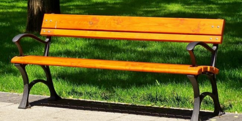 Dřevěná lavička v zemi: krásné vengeabiny