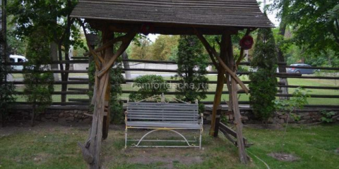 Lavičky pro letní chaty vyrobené z kovu a dřeva pro kutily