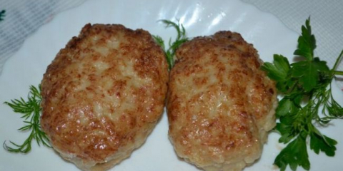 Šťavnaté mleté ​​kuřecí řízky na pánvi: lahodný recept