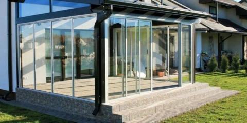 Skleněná veranda: možnosti pro zasklení rozšíření v soukromém domě