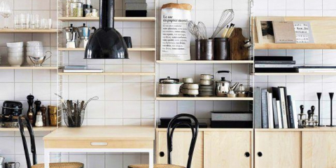 Regály do domácnosti bez zadní stěny: přehled levných a výstižných modelů v interiéru