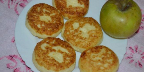 Tvarohové koláče s jablky a krupicí na pánvi (lahodný recept)