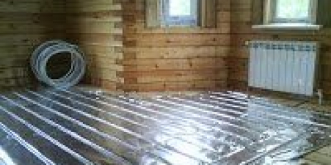 Teplá lehká vodní podlaha na dřevěných špalcích bez potěru.