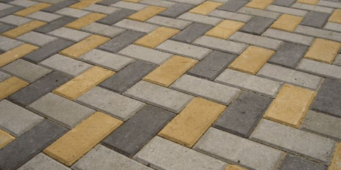 Pokládka dlažebních desek - dlažba ve dvoře soukromého domu. 125 fotografií a videí popisujících použití dlaždic