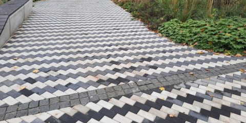 Pokládání dlažebních desek s vlastními rukama v chatě: krok za krokem návod