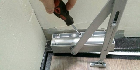 Instalace a seřízení dveřního zavírače: základní pravidla a montážní kroky