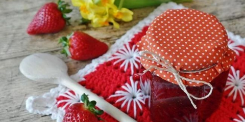 Jahodový džem s celými bobulemi: klasické jednoduché recepty na zimu