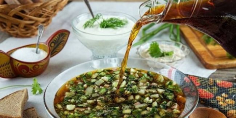 Lahodná okroshka na kvasu s klobásou: 6 klasických receptů