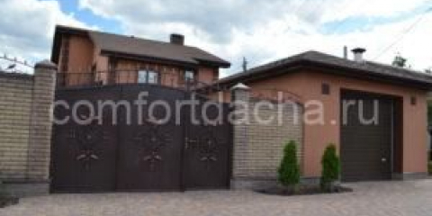 Kutilská brána s brankou uvnitř pro soukromý dům