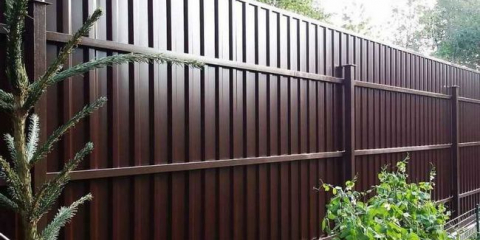 Plot z vlnité lepenky - 120 fotografií a video popis instalace spolehlivých a krásných možností pro ploty