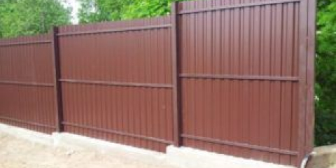 Plot na pozemku se svahem - z profilovaného plechu se stupni