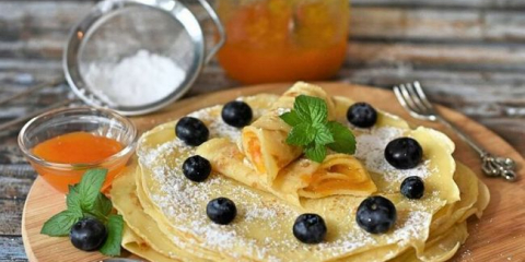 Pudinkové palačinky s mlékem a vařící vodou: 5 lahodných receptů na tenké palačinky s otvory