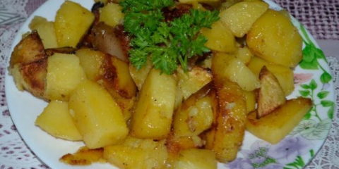 Smažené brambory na pánvi: 5 receptů s křupavou kůrkou