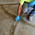 Svépomocné opravy prasklin, výmolů a jiných defektů v betonové podlaze